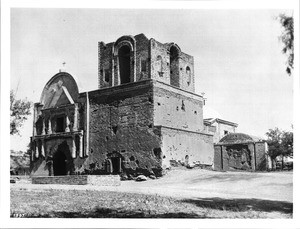 Front of the Tumacacori Mission in Arizona, 1910