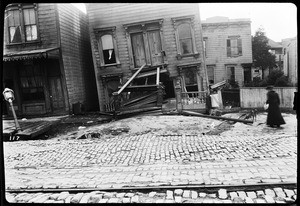 Ninth street, showing earthquake damage on a house, San Francisco, 1906