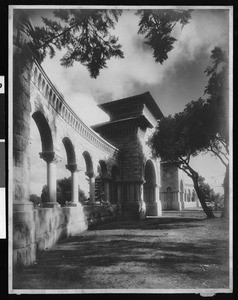 View of the entrance gate at Stanford University, ca.1900