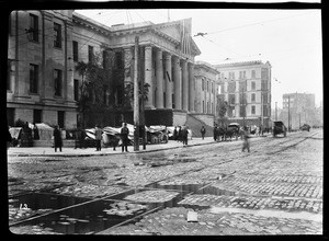 Earthquake refugees at the US Mint Building in San Francisco, 1906