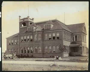 Exterior view of Washington School, Oakdale and Main, Medford, Oregon, between 1896 and about 1932