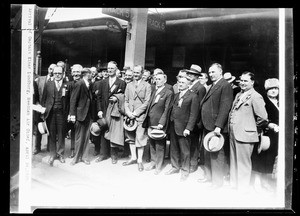 Crowd of men on a railroad platform during the arrival of Einar Lundborg, April 24, 1929