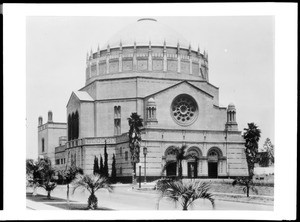 Exterior view of Temple B'Nai B'Rith on Wilshire Boulevard, ca.1920