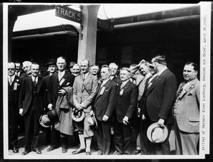 Crowd of men on a railroad platform during the arrival of Einar Lundborg, April 24, 1929