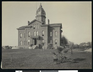 Exterior view of a court house in Redding