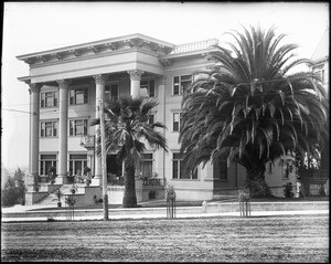 Exterior of the Westmore Hotel, Seventh Street and Francisco Street, Los Angeles, 1910