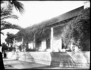 Exterior view of the priest's residence or cloister of Mission San Gabriel, ca.1908