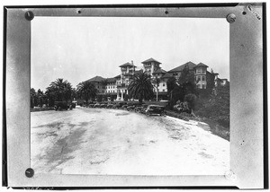 Automobiles parked in front of the Hotel Raymond in Pasadena, ca.1920