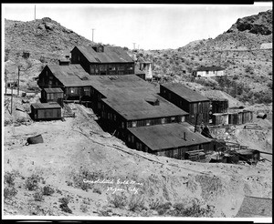 Exterior view of the Consolidated Gold Mine in Mojave, ca.1900