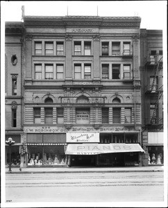 View of the H. Newmark Building, on Broadway south of 2nd Street, 1910