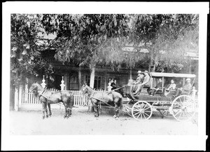 Geyser Springs Stage loaded with passengers, ca.1905