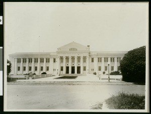 Exterior view of Van Nuys High School