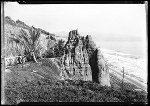 Large rock outcropping on a cliff in Santa Monica's Palisades Park, 1910-1920