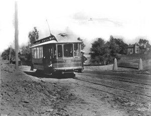 Cable-car making its way along Pasadena Avenue the day the line opened, 1880-1890