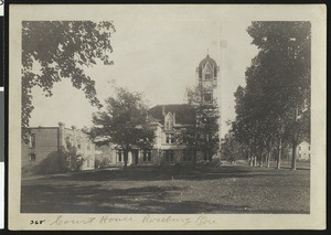 Exterior view of the court house in Roseburg, Oregon