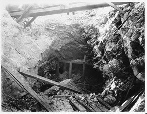 Cave in at mine run by Free Gold Mining Company, Hedges, California, ca.1905