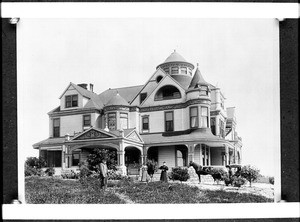 Members of the Shatto family standing in front of their house on Wilshire Boulevard in Los Angeles, ca.1900