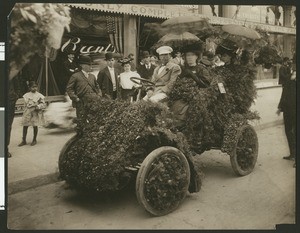 Automobile decorated with flowers in the La Fiesta de Los Angeles parade, 1906