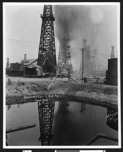 Signal Hill oil gusher, in Long Beach, ca.1923
