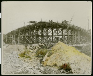 Construction of a large arch in 4th Street Viaduct