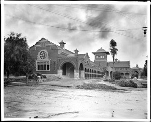 Exterior view of the Smiley Library, Redlands, ca.1900