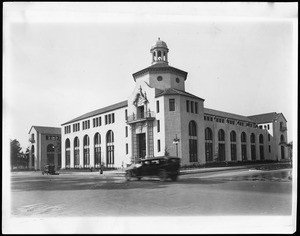 View of the Automobile Club of Southern California office from the opposite corner of Adams Boulevard and Figueroa Street, 1923-1935