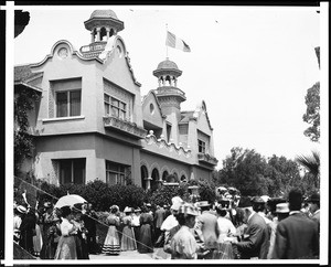 Shriner party at the residence of Paul De Longpre, 1907