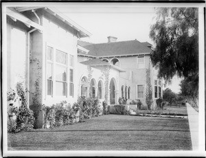 Exterior view of the street facade of the Girls Collegiate School (Casa de Rosa), Los Angeles, ca.1906-1910