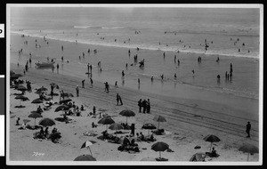 Birdseye view of a crowd on the beach in Long Beach, ca.1910