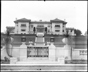Street view of the large H.C. Merritt residence, Pasadena, ca.1916