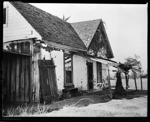 Exterior view of an unknown adobe, possibly the Gonzales Adobe near Temecula, 1930