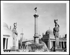 Panama-Pacific International Exposition in San Francisco, showing two statues and a fountain, 1915