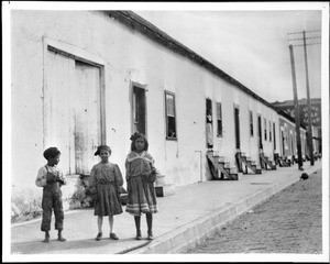 Hilario Ybara residence on upper Main Street, Los Angeles, 1905