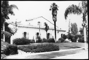 Exterior view of a large Spanish Revival house in Hancock Park, Los Angeles