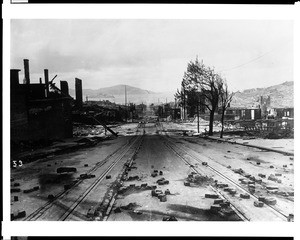 View of earthquake damage on an unidentified San Francisco street, 1906