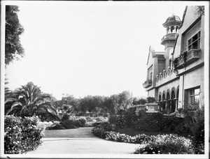 Paul deLongbre residence and garden, Hollywood Boulevard and Cahenga Avenue, Hollywood, ca.1905