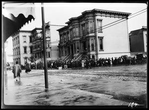 Bread line at Webster and Park, San Francisco, 1906