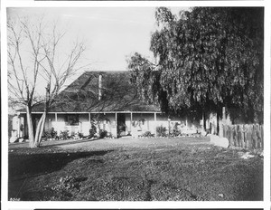An old adobe house, Riviera (or Reviere?) Adobe, west of Jefferson and St. Andrews, near Western Avenue, ca.1886