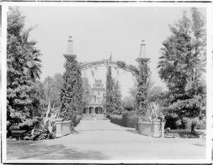 Riverside residence on Magnolia Avenue, Riverside, ca.1900