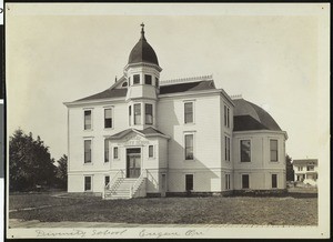 Exterior view of Divinity School in Eugene, Oregon