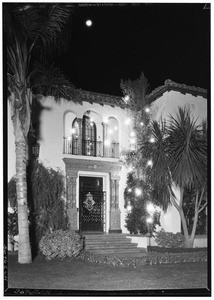 Tree decorated for Christmas at the Beverly Hills residence of W. L. Gettle, December 26, 1930