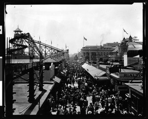 Long Beach Pike amusement park crowded with visitors, April 24, 1922