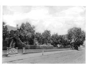 View of Fifth Street looking east to the intersection with Main Street, Los Angeles, 1900