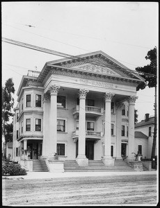 Exterior view of the Sunnyside Apartments on Ninth Street in Los Angeles