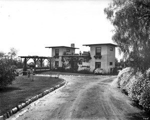 Exterior view of the F.S. Allen bungalow in Altadena, 1910