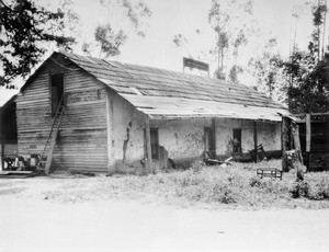 An adobe on Wordsworth Street near Jefferson Street, Los Angeles, ca.1905