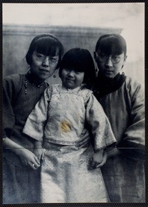 Eileen Chang with her aunt and niece, ca. 1923-1924