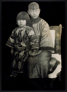 Eileen Chang with her niece Niu'er， ca. 1924
