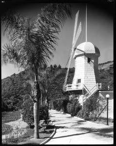 Windmill, Doheny Ranch, near Doheny Road, Beverly Hills, Calif., ca. 1915-1930s?