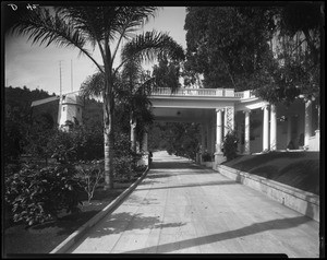 Driveway portico, Doheny Ranch, near Doheny Road, Beverly Hills, Calif., ca. 1915-1930s?